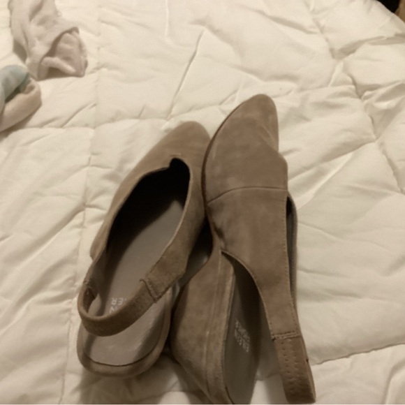 Eileen Fisher Women's Tan Slingback Shoes - Picture 2 of 3